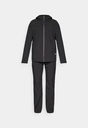 Zwarte waterdichte jas en broekset met een kap, ritssluiting en verstelbare trekkoorden. Glad textuur met minimale ontwerpelementen.