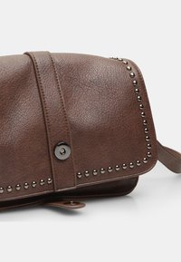 Bata Keresztpántos táska - marrone