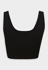 Czarny, prążkowany crop top z okrągłym dekoltem i szerszymi ramiączkami, o gładkiej fakturze i przylegającym kroju. Brak widocznych elementów metalowych lub ozdób.