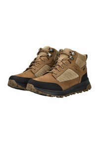 Botas de senderismo marrones con un diseño de ante y malla, punta reforzada y suelas de goma. Presentan herrajes plateados y acentos texturizados.