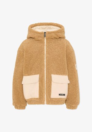Lichtbruine fleecejas met capuchon, rits aan de voorkant, twee beige klepzakken en het "Moschino"-logo op de onderste rechterzak.