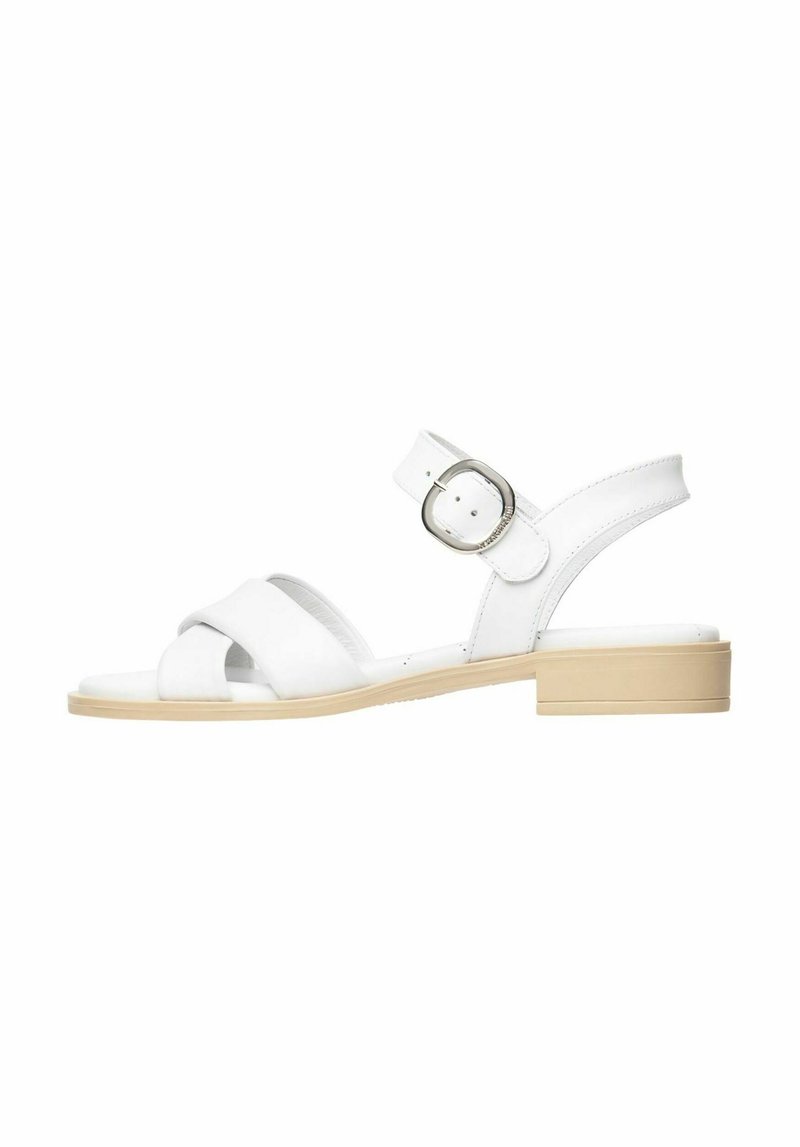 Sandale en cuir blanc avec des brides croisées, une boucle arrière pour un ajustement réglable et un petit talon block beige. Texture lisse et design minimaliste.
