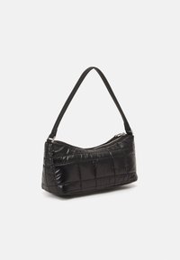 Sac à épaule noir matelassé et volumineux, de forme rectangulaire, avec une texture lisse et matelassée, une fermeture éclair et une sangle d'épaule fine.