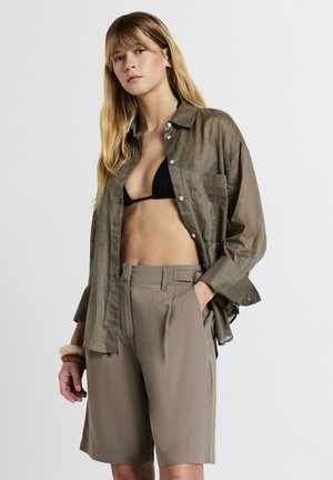 BERMUDA - Shorts - fango