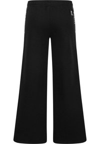 Črne široke hlače iz mehkega materiala, z elastičnim pasom in vertikalnim belim logotipom ob strani.