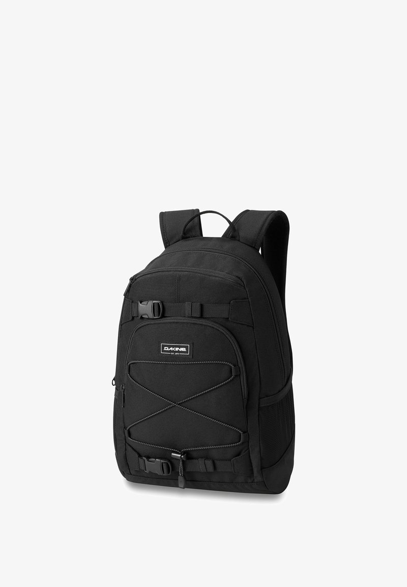 Sac à dos noir en tissu durable, doté d'une poche avant, de sangles réglables et de poches latérales en maille. Pour compléter le design, des détails en corde élastique.