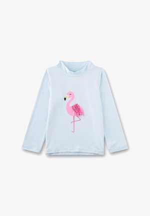 Chemise à manches longues bleu clair avec un motif flamant rose portant une petite couronne et des ailes en tissu froncées au centre avant.