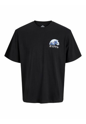 Camiseta de algodón negra con mangas cortas, que presenta un gráfico de olas en azul y blanco en el lado izquierdo del pecho, con texto en japonés debajo del diseño.