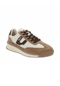 Sneaker marrone e bianco con upper in suede e pelle, punta rotonda, accenti a contrasto e suola in gomma strutturata.
