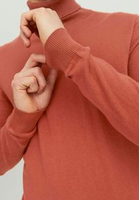Jack & Jones JJEEMIL ROLL NECK - Maglione - cinnabar