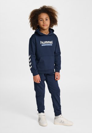 Navyblaues Hoodie- und Jogginghosen-Set aus weichem Stoff, mit Fronttasche, Logodruck und gestreiften Akzenten an den Ärmeln.