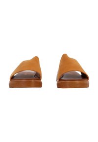 TAN slip-on sandalen met een soepel, minimalistisch ontwerp. Open teen stijl, zachte leren bovenkant en een platte houten zool.