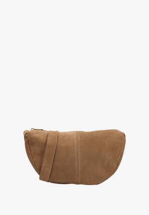 Braune Wildleder-Clutch mit mondförmiger Silhouette, ausgestattet mit einem flachen Riemen und dezenten Steppnähten für Textur und Design.