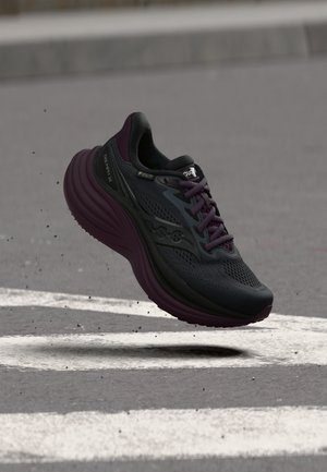Saucony, TRIUMPH 24 - Обувки за бягане по асфалт - ebony/eggplant