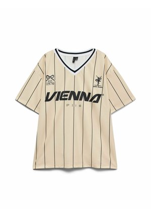 Maglietta beige a maniche corte con scollo a V, sottili righe verticali nere, scritta "VIENNA", logo di ballerina e dettaglio "EST. 1976" sul davanti.