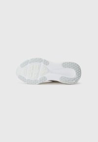 Semelle de chaussure de sport blanche avec une adhérence en caoutchouc texturé, de forme arrondie et un motif de bande de roulement segmenté. Présente un design de semelle intermédiaire lisse et légèrement surélevée.