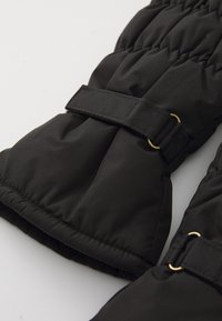 Zwarte geïsoleerde handschoenen met een gequiltde textuur, verstelbare band met gouden hardware en elastische manchetten voor een comfortabele pasvorm.