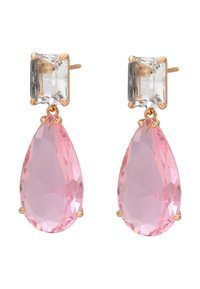 Orecchini pendenti con un cristallo chiaro rettangolare sopra un cristallo rosa a goccia, montati in metallo dorato con impostazioni a morsa sicure.