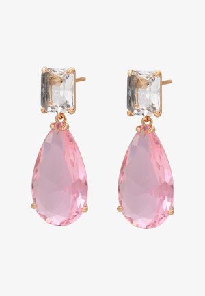 Dangle øreringe med en rektangulær klar krystal ovenpå en tåreformet pink krystal, sat i guldtonet metal med sikre kroneindstillinger.