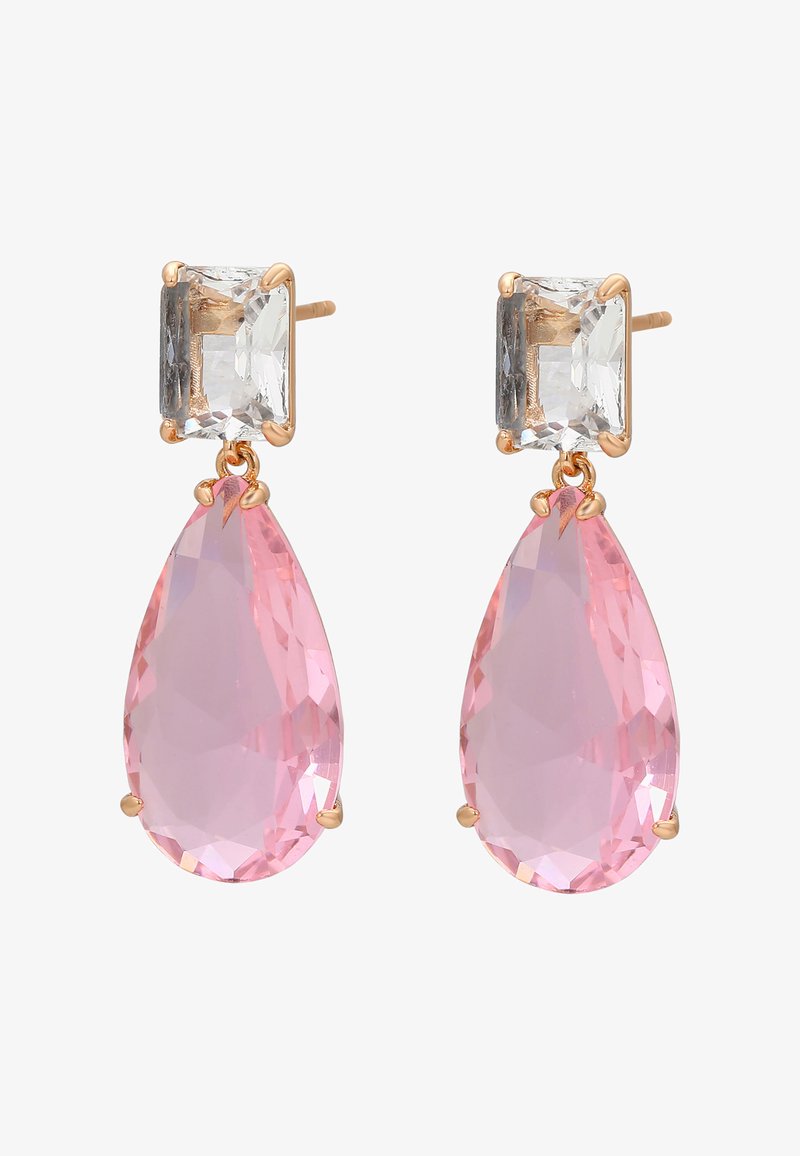 Karādas auskari ar taisnstūra caurspīdīgu kristālu virsū un asaras formas rozā kristālu, kas iestatīti zelta krāsas metālā ar drošām kniedēšanas iestatījumos.