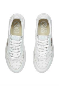 Sneakers in pelle bianca con punta traforata, design con lacci e marchio discreto sulla lingua. Suola intermedia testurizzata e suola esterna in gomma piatta.