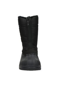 Zwarte geïsoleerde winterlaars met een gladde rubberen zool, bovenkant van gewatteerde stof, ritssluiting aan de voorkant en gewatteerde kraag voor comfort.