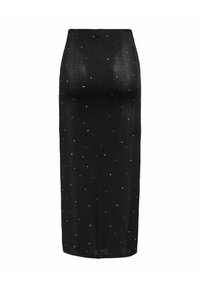 Falda midi negra hecha de tejido suave, con lentejuelas blancas dispersas para textura y detalle, con un bajo recto.