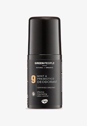 Schwarze Roll-On-Deodorant-Flasche mit glatter Oberfläche. Enthält weiße und türkisfarbene Schrift mit der Aufschrift "Minze & Präbiotika Deodorant" sowie Zertifizierungsdetails.