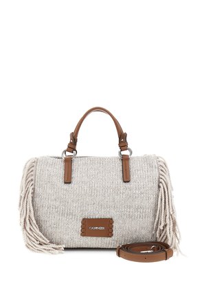 Beige geweven handtas met bruine leren handvatten, franjes aan de zijkanten en een afneembare bruine leren schouderriem die ernaast ligt.