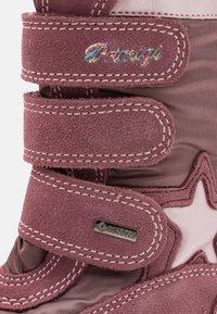 Rosa och vinröd ankelboot med kardborrband, mockakvalitet, stjärnaccent och Gore-Tex-logotyp på sidan.
