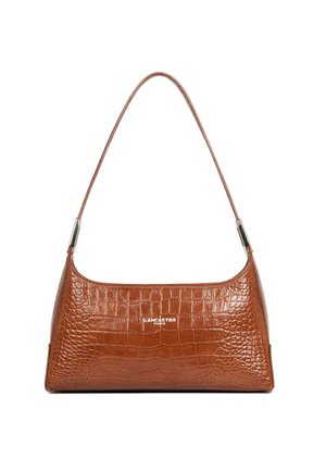 Sac à bandoulière en cuir marron embossé croco avec ferrures argentées et logo « Lancaster Paris » au centre devant.