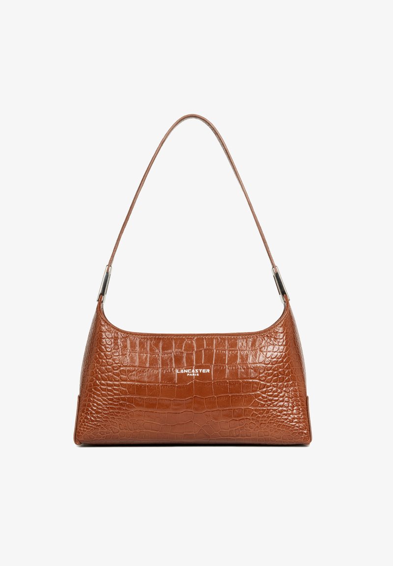 Sac à bandoulière en cuir marron embossé croco avec ferrures argentées et logo « Lancaster Paris » au centre devant.