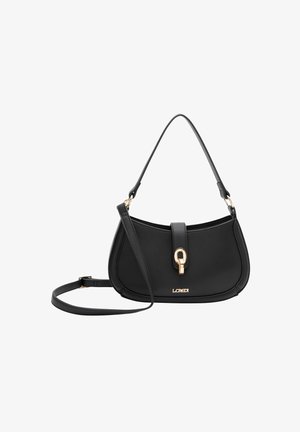 Schwarze Lederhandtasche mit geschwungener Form, goldenen Hardware-Akzenten, einem vorderen Klappenverschluss und einem abnehmbaren Schultergurt.