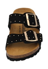 Sandali scivolati in suede nero con due ampie cinghie, fibbie dorate e dettagli con borchie. La suola in sughero offre ammortizzazione e supporto.