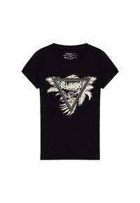 T-shirt in cotone nero con maniche corte, dotato di un logo triangolare "Guess" con grafiche di foglie di palma in verde e bianco.
