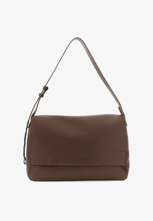 Bolso de hombro de cuero marrón con correa ajustable y cierre con solapa, sutil logotipo en relieve "CAFèNOIR" en el frente.