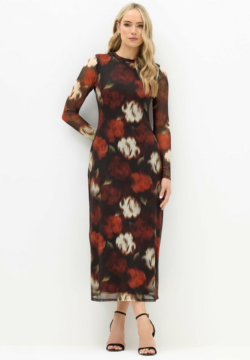 Vestido floral de manga larga en tela oscura, con patrones de flores rojas y blancas. Silueta ajustada con cuello redondo y diseño de largo hasta el suelo.