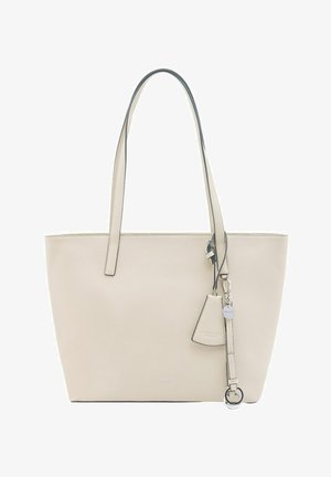 Sac cabas en cuir beige avec doubles poignées, petite pochette suspendue et une lanière en cuir avec anneau métallique et breloque sur le côté avant droit.