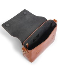 Borsa in pelle marrone con finitura liscia, forma rettangolare, chiusura magnetica superiore e una tasca con zip all'interno. Fodera interna di colore grigio scuro.