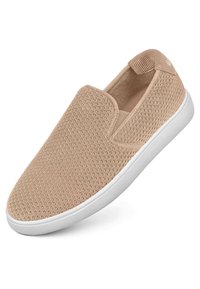 Slip-On-Schuhe mit einem strukturierten, beigen Strick-Obermaterial, weißer Gummisohle, elastischen seitlichen Akzenten und einem runden Zehendesign.