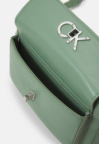 Calvin Klein RE LOCK CAMERA BAG - Borsa a tracolla - sea spray