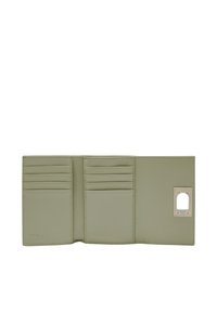 Portafoglio in pelle verde caratterizzato da più slot per carte, una texture liscia, una forma rettangolare e un dettaglio in metallo per una chiusura sicura.