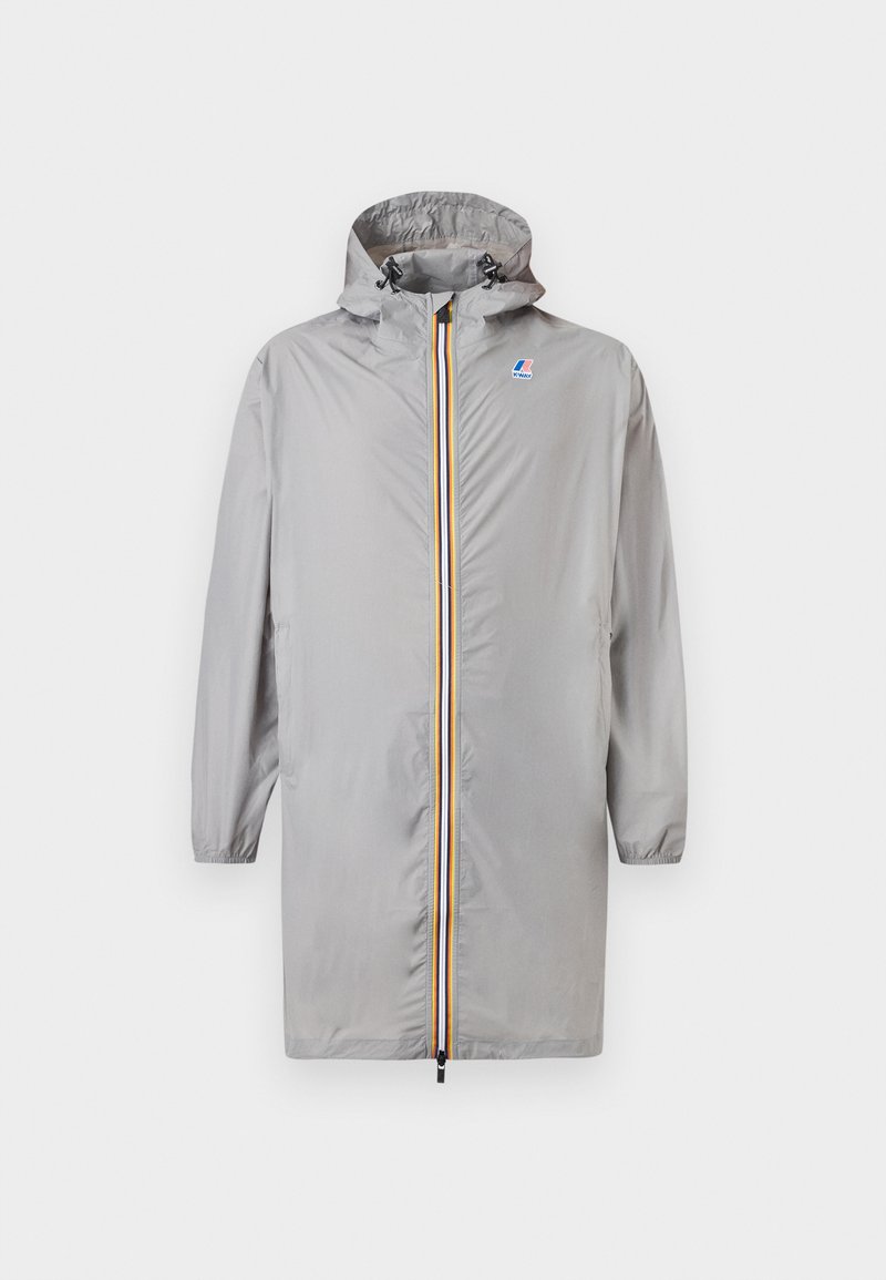 Imperméable long gris clair avec capuche, poignets élastiques et fermeture éclair frontale complète ornée de rayures bleu marine, jaune et blanche.