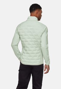 Jasnozielona ocieplana kurtka z pikowaną fakturą, wysoka kołnierz i elastyczne mankiety; na górnej części pleców znajduje się logo.