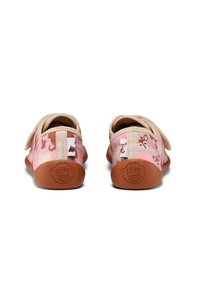 Roze kinderschoenen met geprinte dierenpatronen, zachte textiele bovenkant, verstelbare klittenbandsluiting en bruine rubberen zolen. Rond hakontwerp.