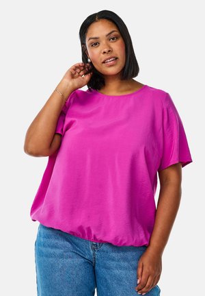 Fuchsia kortærmet top med rund halsudskæring og løstsiddende pasform, lavet af letvægtsstof. Casual stil med en glat, blød tekstur.