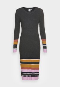 Robe grise à manches longues côtelées avec des rayures horizontales multicolores en moutarde, rose, marine et blanc sur l'ourlet et les manches. Encolure ronde classique.