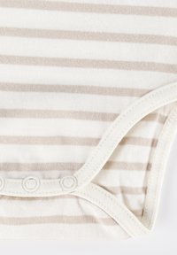 Gestreifter Babystrampler aus weichem Baumwollmaterial in Creme und Hellbraun. Druckknopfverschluss am unteren Ende und runder Ausschnitt.