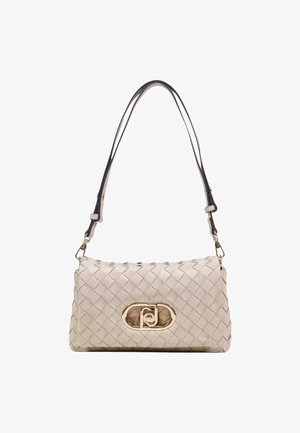 Beige geweven leren schoudertas met een rechthoekige vorm, verstelbare donkere schouderband en een gouden ovale gesp met een decoratief logo.