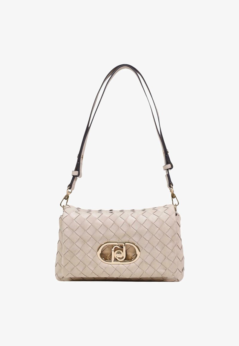 Sac à bandoulière en cuir beige tressé de forme rectangulaire, équipé d'une sangle réglable noire et d'un fermoir ovale doré ornée d'un logo décoratif.